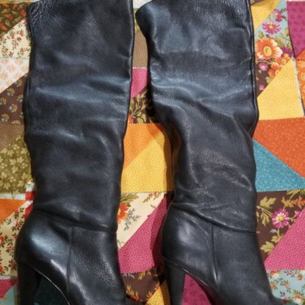 EXQUISITE BLACK LEATHER FASHION BOOTS- SIZE 8M - EPITOME OF ELEGANCE AND STYLE